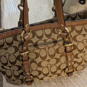 Signature coach shoulder tote bag